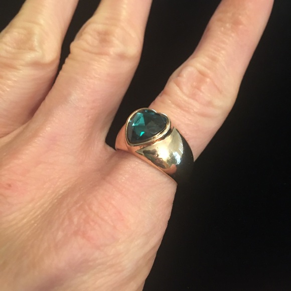 Green and Gold Chunky Ring with a Bold Heart Design - Picture 4 of 6